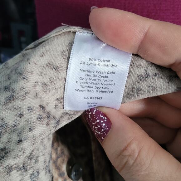 Talbots Light Leopard Print Fitted Button Down Collared Blouse sz 10P - Picture 4 of 6